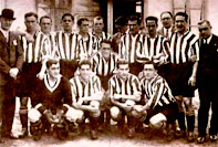 ATHLETIC CLUB DE BILBAO - Bilbao, Vizcaya, España - Temporada 1930-31 - Mr. Pentland (entrenador), Pichi Garizurieta, Gorostiza, Iraragorri, Castellanos, Careaga, Blasco (de paisano, portero suplente), Lafuente, Chirri II, y Unamuno; Ispizua, Muguerza, Urquizu, Roberto y Bata - Con esta alineación, el ATHLETIC CLUB, que se proclamó Campeón de Liga esta temporada, le ganó al F. C. BARCELONA por 12-1 el 08/02/1931, con 7 goles de Bata, y los otros 5 de Gorostiza, Lafuente, Pichi, Sastre en propia meta e Iraragorri; Goiburu marcó el gol del Barcelona