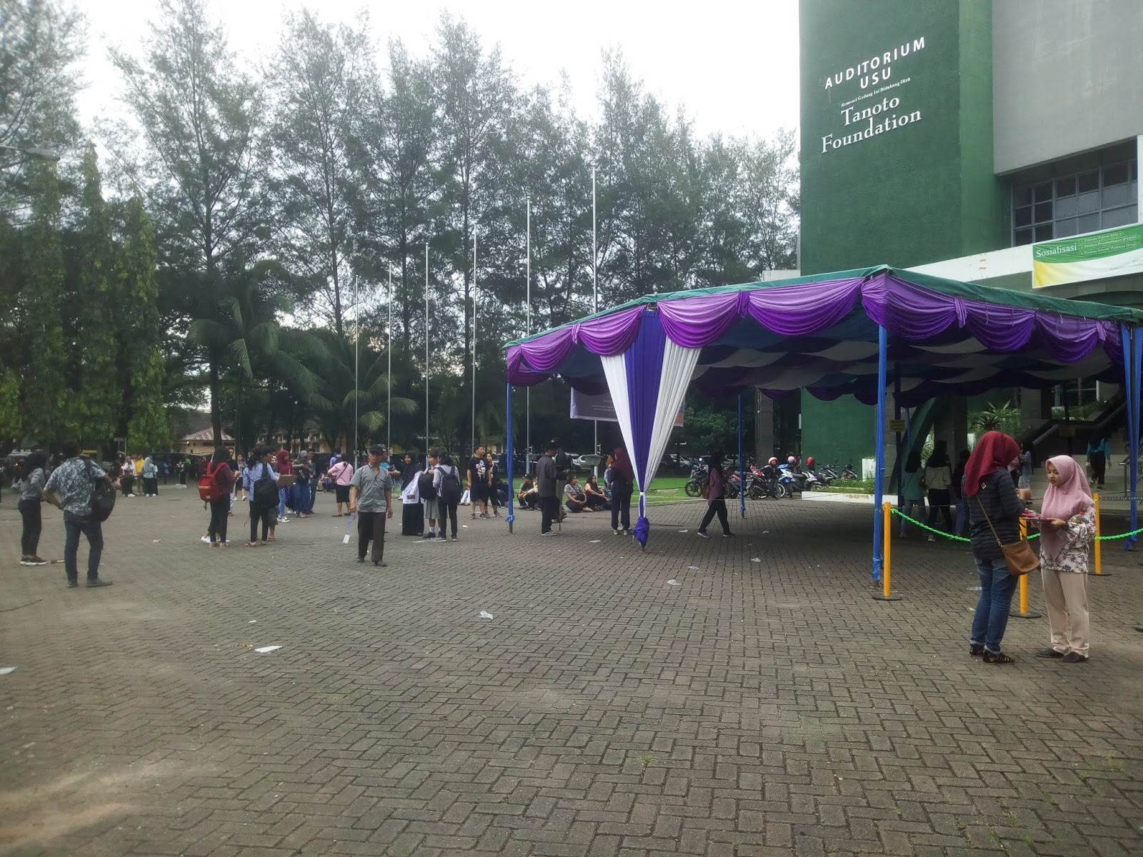 Suasana di depan Auditorium USU