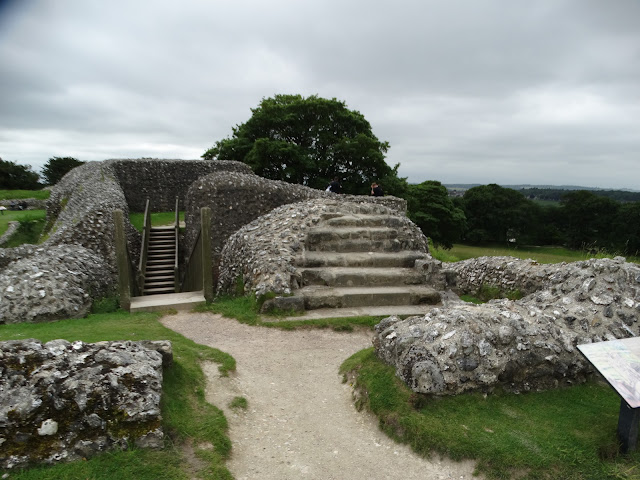 Ruïne van Old Sarum, waarbij alleen de onderste meters van de gebouwen nog te zien zijn. Deze zijn van vuursteen en stammen uit de Romeinse tijd.