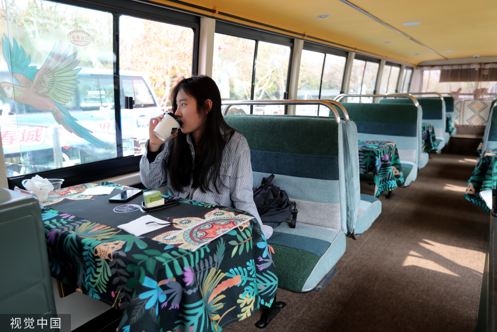 Kunming transforms sightseeing bus into coffee shop
