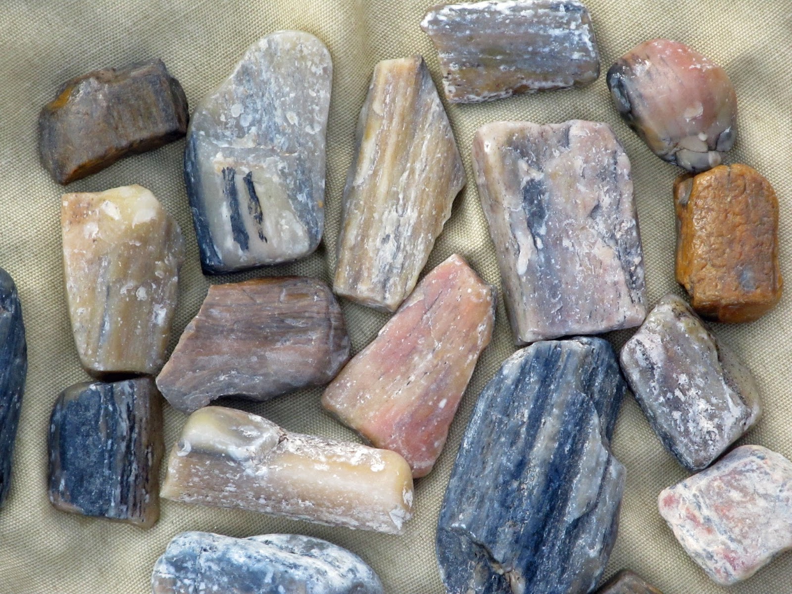 ADVENTURES WITH ROCKS (TM): Badlands, Buttes, and Banded Agates- Collecting Agates in South Dakota