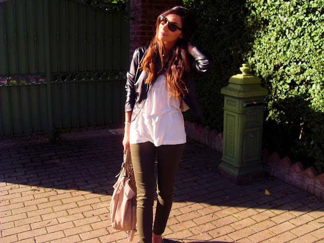 Uniqlo olive green jeggins, RayBan Havana glasses, Mer du Nord flowy tank top, débardeur Mer du Nord, soldes Mer du Nord, pizza Bruxelles, pizza Brussels, la Bottega della pizza, shatush, ombre hair, giules, giules blog, outfit, fashion, fashion blogger