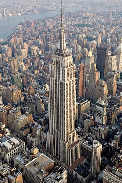 https://upload.wikimedia.org/wikipedia/commons/1/10/Empire_State_Building_%28aerial_view%29.jpg
