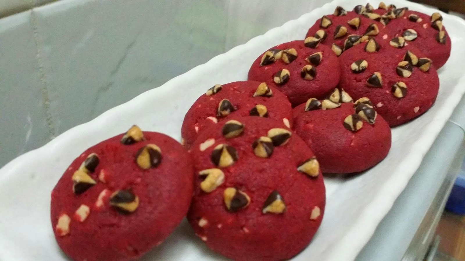 ZULFAZA LOVES COOKING: Biskut red velvet dengan white 