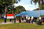 Kapolsek Bulang Pimpin Upacara Bendera Serta Berikan Hadiah Kepada Siswa-Siswi SMP Negeri 5 Pulau Buluh Kecamatan Bulang