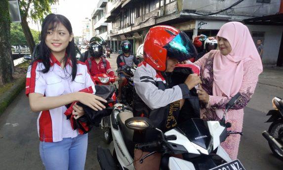 Astra Motor Pontianak Bagikan Jacket untuk Wanita di Hari Kartini