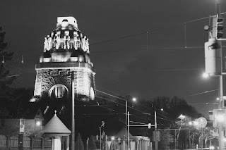 Völkerschlachtdenkmal Leipzig bei Nacht schwarz weiß