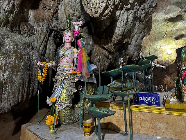 泰國清邁清道拷龍穴內供奉龍形象的神像