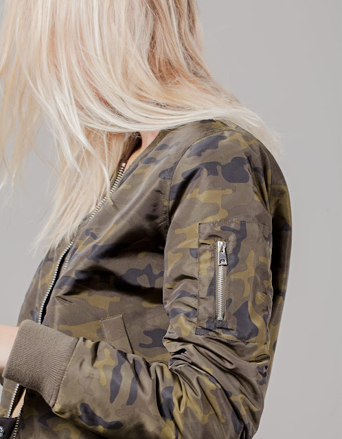 Bomber camuflaje de Stradivarius