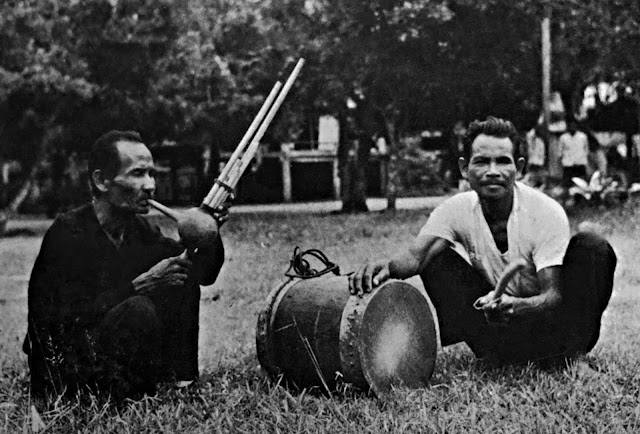 #Cambodia #Cambodge #Samre #Samray #Pör #Cardamom #Mountains #Monts #Cardamomes #mouth organ #orgue à bouche #traditional music #musique traditionnelle #world music #spirits #ritual #ceremony #dance #trance #tropical forest #vinyl