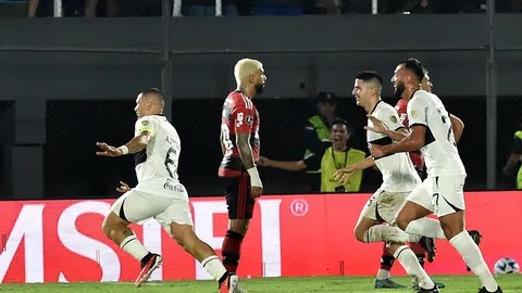 Flamengo joga mal, sofre três gols de cabeça do Olimpia e está eliminado da Libertadores