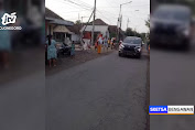 Viral, Pengendara Mobil Bagi-Bagikan Uang di Jalan Desa Jombang