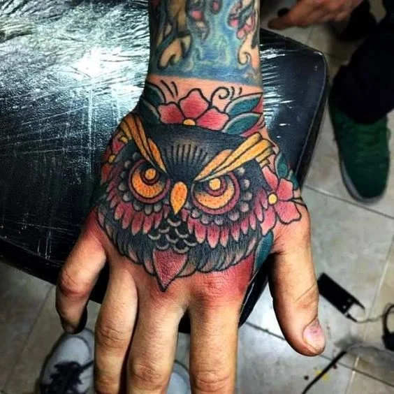 tatuagem masculina na mão fechada no braço masculino desenho