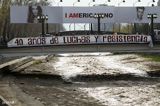 Hubo pancartas en todos los puentes del río mapocho que retiró Carabineros