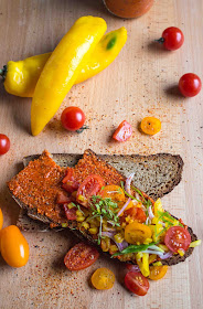 veganer Brotaufstrich aus gerösteten Paprika