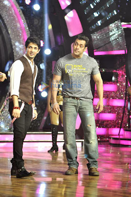 Salman promotes 'Jai Ho' on the sets of Dance India Dance