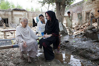 angelina jolie in pakistan, beauty of pakistan, angelina jolie hot, angelina jolie on bed, angelina jolie hairstyle, angelina jolie makeup, 