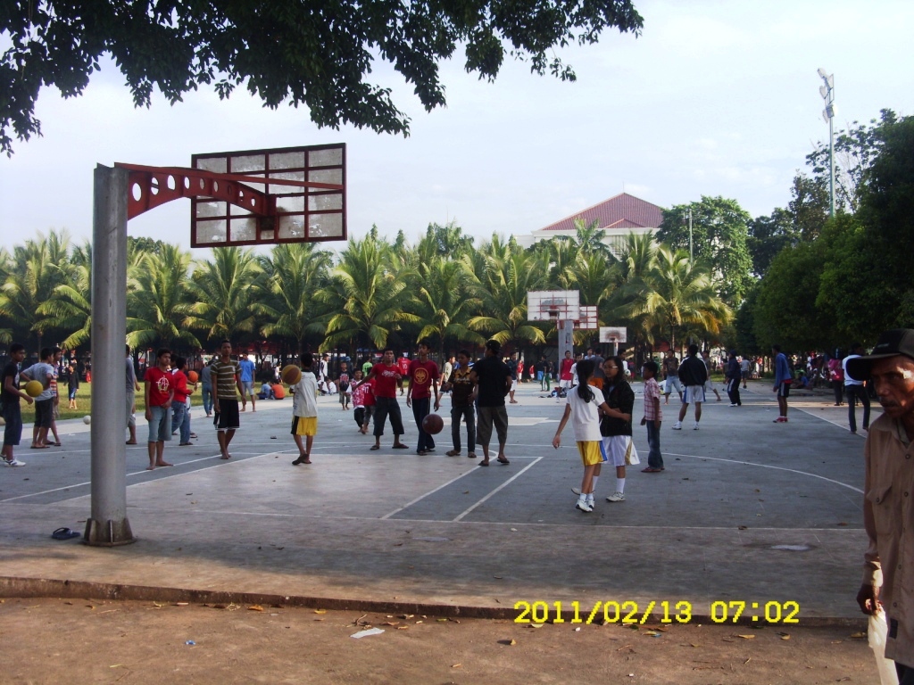 Majalah Gempur Suasana Minggu Pagi Di Alun alun Jember 