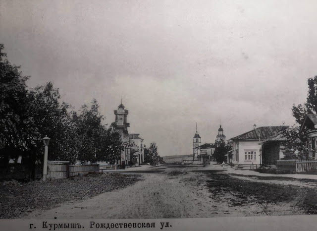 Старая фотография улицы села с церковью