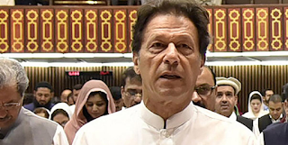 The no-confidence motion is again on the agenda of the National Assembly Item No. 3 and 4 of the Order of the Day of the House issued by the National Assembly Secretariat on Sunday evening mentions a no-confidence motion against Prime Minister Imran Khan.  This handout photo was released by the National Assembly of Pakistan on 13 August 2018 and shows Prime Minister Imran Khan taking the oath of office as Member of Parliament (Photo: AFP File / PID)  The no-confidence motion against Prime Minister Imran Khan has once again been included in the agenda of Monday evening's session of the lower house of the Pakistani parliament, the National Assembly.  Item No. 3 and 4 of the Order of the Day (Agenda) of the House issued by the National Assembly Secretariat on Sunday evening mentions a no-confidence motion against Prime Minister Imran Khan.  It may be recalled that the opposition parties have filed a no-confidence motion against Prime Minister Imran Khan which was handed over to the Assembly Secretariat on March 8 along with a request to convene a meeting of the National Assembly.  The Speaker of the National Assembly had convened a meeting of the House on the relocation of the Opposition on Friday, March 25, after a three-day delay due to the meeting of the Council of OIC Foreign Ministers in Islamabad.  However, Speaker Asad Qaiser had adjourned the meeting till Monday after reciting Fateha for the reward of Pakistan Tehreek-e-Insaf (PTI) National Assembly member Khayal Zaman Orakzai and other deceased.  However, he adjourned the meeting and made it clear that he would act in accordance with the law and the constitution on the no-confidence motion against Prime Minister Imran Khan.  What will happen in the House today?  According to the Order of the Day issued for Monday, the sitting of the National Assembly will begin at 4 pm with recitation of Holy Quran, translation, Naat and national anthem followed by the questions asked by the federal ministers and members of the National Assembly under item number two. Will answer  After the Question Hour, according to the next item number three of the agenda, the Speaker will ask the members of the Opposition to seek permission from the House for the motion of no-confidence against Prime Minister Imran Khan.  One or more members of the opposition will seek permission from the National Assembly to table a no-confidence motion, which will have the following words on its agenda: 'Let the Prime Minister of the Islamic Republic of Pakistan Imran A no-confidence motion should be moved against Khan under Article 95 (1) of the Constitution of the Islamic Republic of Pakistan and Article 37 of the Rules of Procedure of the National Assembly 2007.  The same item also includes a list of names of 147 members of the National Assembly from opposition parties who moved a no-confidence motion against Prime Minister Imran Khan.  The Speaker will seek the opinion of the members present in the House on the request for permission in case of 'Yes' or 'No' and in case of majority vote in favor of it, permission will be granted.  Opposition members will present a no-confidence motion against Prime Minister Imran Khan in the National Assembly under item number four of the agenda if they are allowed to table the resolution.  The no-confidence motion on the agenda reads: "This House believes that the Prime Minister of Pakistan, Imran Khan, has lost the confidence of the majority of the members of the National Assembly of Pakistan, so he should step down."  Under Article 95 (1) of the Constitution of Pakistan, at least 20% of the total members of the National Assembly (which is currently 341) will table a no-confidence motion against the Prime Minister.  The list of names of 152 members of all opposition parties is also attached in item number four of Monday's agenda of the National Assembly.  It may be recalled that during Friday's session of the National Assembly, 159 members belonging to opposition parties were present in the House.  According to Article 95 (2) of the Constitution of Pakistan, a vote of no confidence in a motion of no confidence against the Prime Minister under 95 (1) cannot be taken for the next three days. Will be.  Thus, if a no-confidence motion is filed against Prime Minister Imran Khan today (Monday, March 28), it cannot be voted on until Thursday (March 31), while voting must be held by next Monday (April 4).  The Speaker is bound to vote on the no-confidence motion against Prime Minister Imran Khan three days later and seven days before.  After the motion of no-confidence against Prime Minister Imran Khan is tabled, the House will begin proceedings on the next agenda item, which has a total number of 27 for today, and in which the reports of committees other than legislation were presented before the House. Including going.  Will distrust fail or succeed?  In order to know the possible success or failure of the no-confidence motion against Prime Minister Imran Khan, it is necessary to know the number of members of political parties in the National Assembly or the number of government and opposition seats.  The Pakistan Tehreek-e-Insaf (PTI) is the largest numerical force in the current National Assembly, which was formed as a result of the 2018 elections, and has formed a federal government with the support of other parties.  Apart from the 155 members of PTI in the National Assembly, the federal government will be represented by PML-Q (5), Muttahida Qaumi Movement Pakistan (7), Grand Democratic Alliance (3), Awami Muslim League (1), Balochistan Awami Party (5) and Jamhuri. Watan Party (1) and two independent members of the Assembly.  However, the only MNA of Jamhoori Watan Party and special adviser to the Prime Minister Shah Zain Bugti yesterday announced his separation from the government and joining the opposition, due to which the number of Brahmin MNAs in the government seats has been reduced to 154. Has gone  Unlike the ruling coalition, the opposition members in the assembly are Pakistan Muslim League-N (84), Pakistan People's Party (56), Muttahida Majlis-e-Amal Pakistan (15), Awami National Party (1), Balochistan National Party (4) and two independent members. Assemblies are included.  Thus, in the 341-member National Assembly, the number of MNAs belonging to the ruling parties is 178, while 163 members are part of the opposition benches in the National Assembly.  According to Article 95 of the Constitution of Pakistan, a no-confidence motion against the Prime Minister can be won by a simple majority of the total membership of the House.  Therefore, the opposition needs the support of at least nine more members of the National Assembly to make the no-confidence motion against Prime Minister Imran Khan a success.  Opposition parties have claimed that they have met the required number of MNAs and in this regard, the presence of deviant MNAs of Pakistan Tehreek-e-Insaf (PTI) at Sindh House in Islamabad was deliberately exposed a few days ago. Was  In the current National Assembly, there are at least 50 members of the Pakistan Tehreek-e-Insaf (PTI) who have been associated with various opposition parties before the 2018 general elections and some of them were present in the MNS Sindh House.  According to journalist and V-lager Shakir Solangi, the opposition parties are working on such members and in this regard, the ticket scam in the upcoming elections may prove to be the most effective.  On the other hand, the three major opposition parties (Pakistan Muslim League-N, Pakistan Peoples Party and Jamiat Ulema-e-Islam Fazlur Rehman) are also trying to gain the support of the ruling coalition parties.  In this regard, the opposition leaders have held several meetings with PML-Q, Muttahida Qaumi Movement Pakistan, Balochistan Awami Party (BAP) and others.  Apart from the opposition, Prime Minister Imran Khan and his key federal ministers have also been meeting leaders of the Chaudhry brothers in Gujarat, MQM in Karachi and Baap in Quetta.  The final decision on the success or failure of the no-confidence motion against Prime Minister Imran Khan will be taken after the vote on the resolution in the National Assembly, but political maneuvering is on the rise in the country.  The ruling Pakistan Tehreek-e-Insaf (PTI) and opposition parties are trying to garner the support of as many MNAs as possible.  Opposition parties will be forced to bring their supporting MNAs to the House on the day of the vote of no-confidence because they will have to field 172 members in support of the no-confidence motion.  Unlike the opposition, Pakistan Tehreek-e-Insaf (PTI) will try to keep its supporters away from the House on the day of voting on the resolution.  Justice of War  On the other hand, President Dr. Arif Alvi, through a presidential reference, asked the Supreme Court of Pakistan under Article 63A of the Constitution regarding the legality of the vote on the motion of no-confidence of deviant MNAs of Pakistan Tehreek-e-Insaf and their ineligibility. Has asked for guidance.  The ruling PTI wants to deprive its own deviant MNAs of the right to vote on the no-confidence motion against Prime Minister Imran Khan and disqualify them for life if they use the vote.  A five-member bench of the Supreme Court of Pakistan, headed by Chief Justice of Pakistan Omar Ata Bandial, is hearing the presidential reference, which is scheduled to be heard for the third time today.  It is hoped that the Supreme Court will send its opinion to the President before the National Assembly votes on the no-confidence motion against Prime Minister Imran Khan.