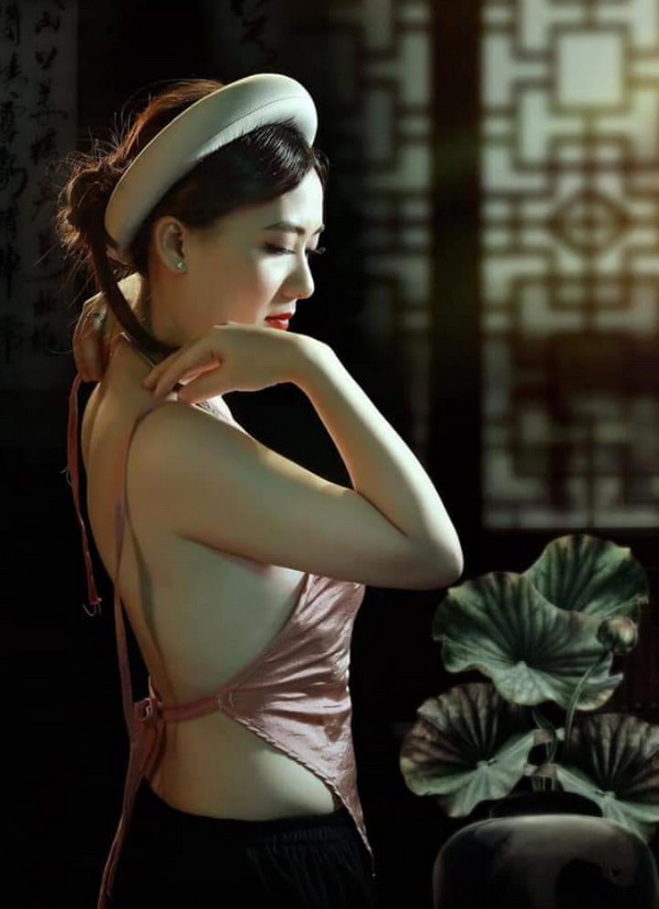 Thiếu nữ áo yếm nâu