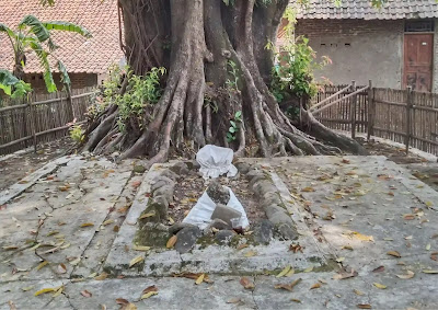 Penampakan Makam Buyut Jaksa Orientasi 90