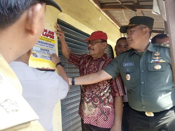 Kasdim 0508/Depok Pasang Stiker Tiga Pilar di Rumah Warga