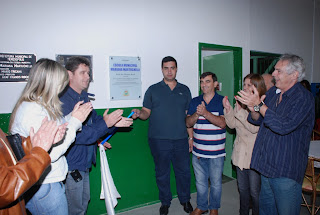 Prefeito Arlei e Secretário de Educação Leonardo Vasconcellos descerram a placa de inauguração das obras de reforma da Escola Municipal Mariana Martuchelli