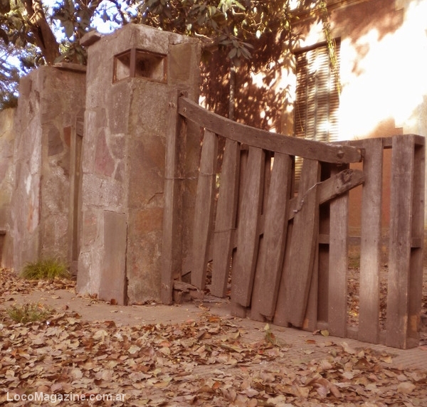 Viejo portón de entrada a la casona