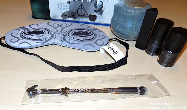 Harry Potter Dark Arts Collectables Tin Set - Bellatrix Lestrange Eye Mask is joined by an eye shadow cosmetic brush designed to be a copy of Lord Voldemort's wand.