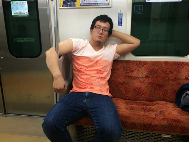 座席tシャツ で電車にとけ込む