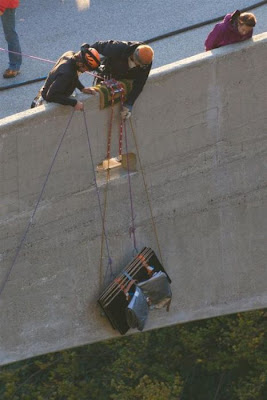 [Image: hanging_jacuzzi_from_swiss_gueuroz_bridge_13.jpg]