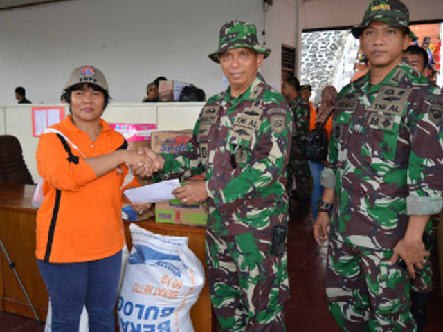 Lantamal X Beri Bantuan dan Evakuasi Korban Banjir Bandang di Sentani 