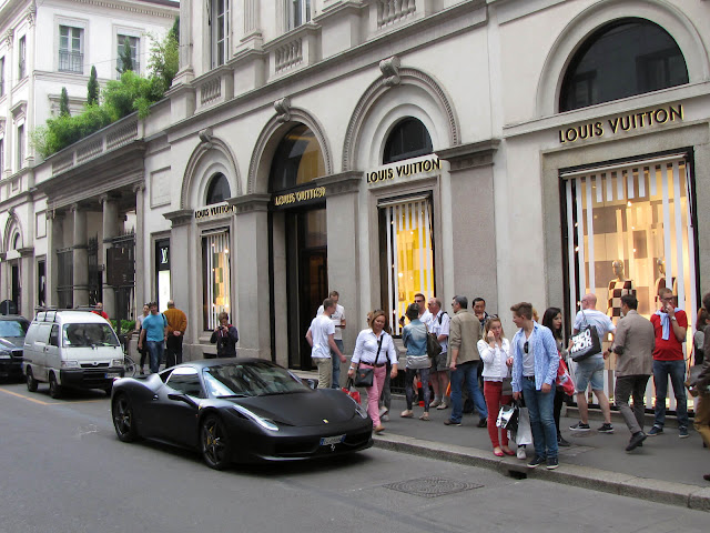 Ở Milan có vô vàn những trung tâm thời trang và những cửa hiệu sang trọng, trong đó Fashion Quadrangle chính là thiên đường mua sắm với sự quy tụ của rất nhiều những thương hiệu đắt đỏ nhất thế giới như Versace, Prada, Gucci, Ferragamo, Cavalli…    Ngoài thời trang, du khách có thể ngắm nhìn thỏa thích những món hàng lung linh được bày trí đẹp mắt từ nước hoa, sách, hoa, rượu, sôcôla cho đến các mặt hàng điện tử..