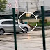 VÍDEO: Após descobrir traição, mulher 'se agarra' a carro em movimento; assista