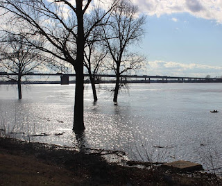 Jembatan Hernando de Soto dilihat dari salah satu tepi Sungai Mississippi di Memphis