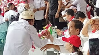 Perwakilan  Warga TSM Batahan I Kabupaten Mandailing Natal Menangis di Hadapan Presiden Joko Widodo.