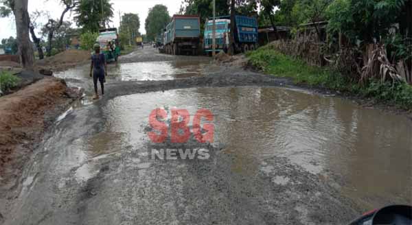 मेहरमा की जर्जर मेकअप वाली सड़क ले सकती हैं जान : आलाधिकारी नींद में