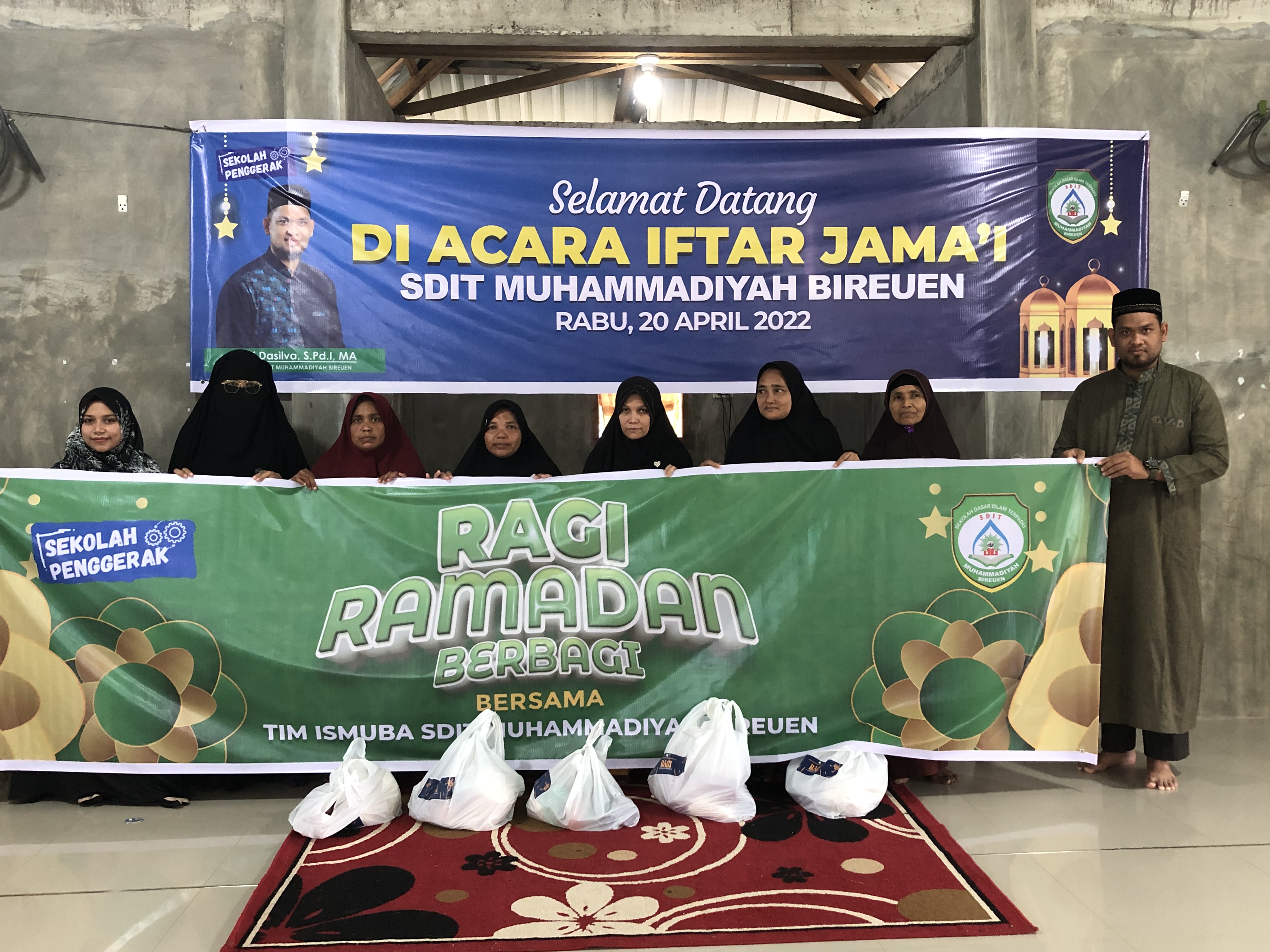 RAGI (Ramadhan Berbagai) | Waka Ismuba SDIT Muhammadiyah Bireuen Menyalurkan 100 Paket Sembako Untuk Duafa