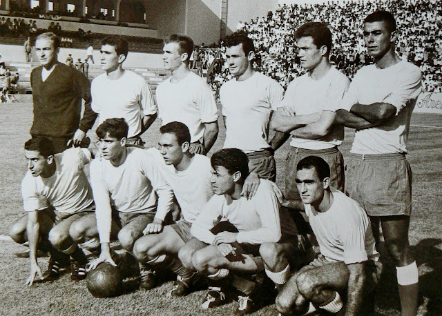 U. D. LAS PALMAS. Temporada 1964-65. Ulacia, Aparicio, Tonono, José Luis, Castellano y Guedes. Gilberto I, Correa, Germán, Lizani y Vegazo. U. D. LAS PALMAS 2 C. F. BARCELONA 1 Domingo 13/09/1964. Campeonato de Liga de 1ª División, jornada 1. Las Palmas de Gran Canaria, estadio Insular. GOLES: 1-0: 4’, Germán. 2-0: 16’, Germán. 2-1: 63’, Ré.