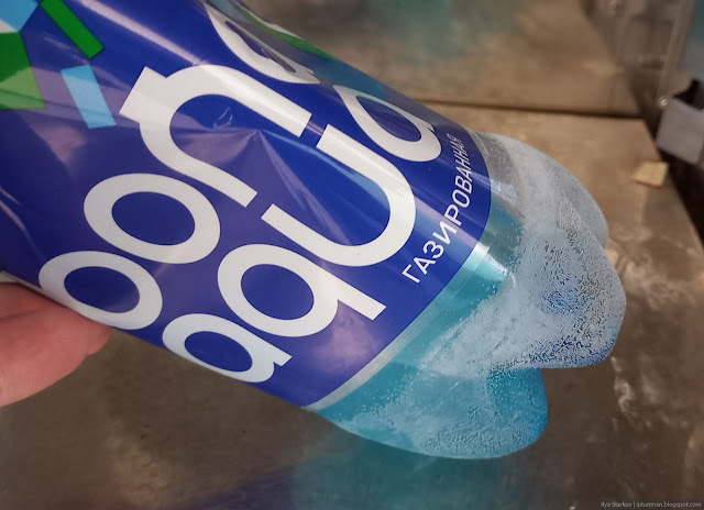 Голубая жидкость в заиндевевшей бутылке