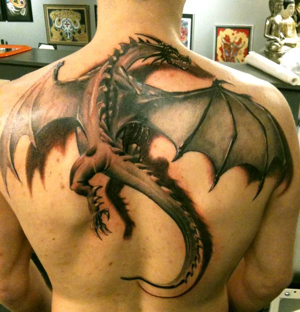 vemos el tatuaje de un dragon en la espalda