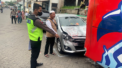 6 Pelajar Tergencet Mobil Bus di Parkiran Makam Sunan Giri Gresik, 1 Tewas