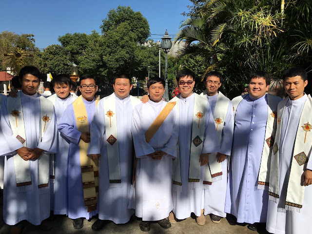 Sacerdotes y diáconos jóvenes  en Tailandia