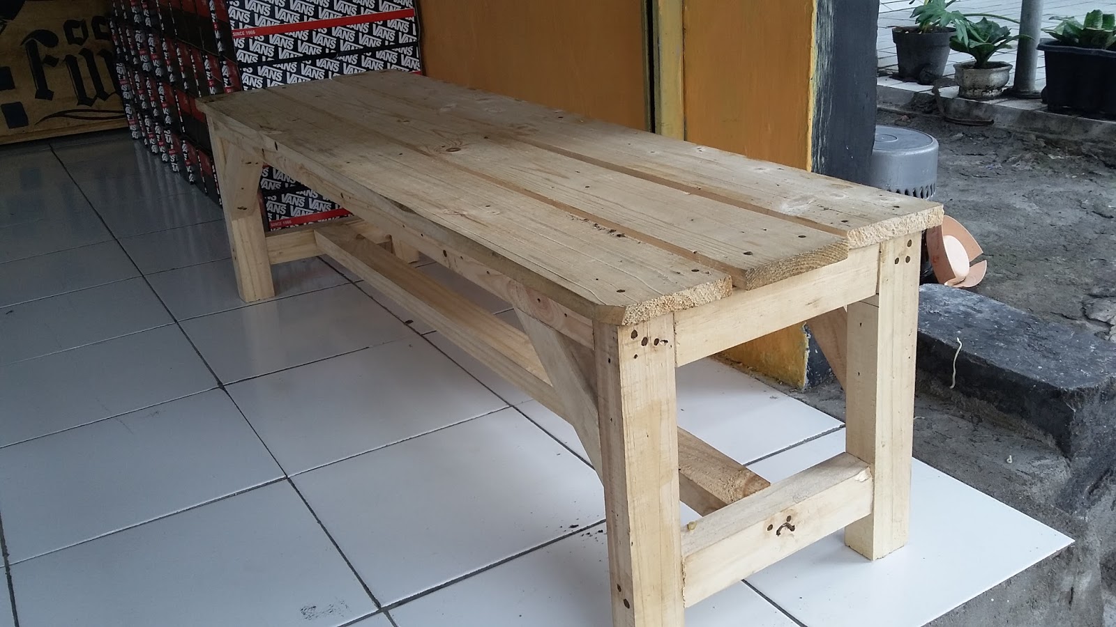 Distro Slash Footwear Di JlKaranglo Kotagede Menggunakan Bahan Kayu