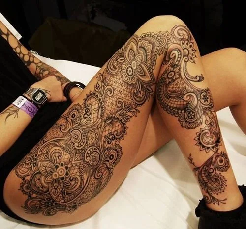 tatuaje de puntillas en la pierna de una mujer acostada