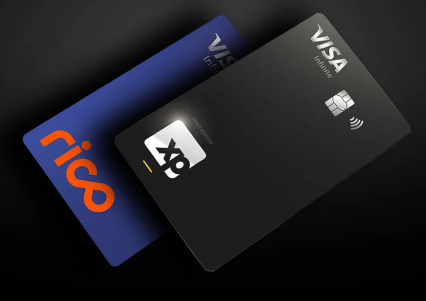 A imagem mmostra os dos cartões de crédito VISA Infinite rico e xp um sobre o outro posicionados na diagonal no centro da imagem de fundo fundo black