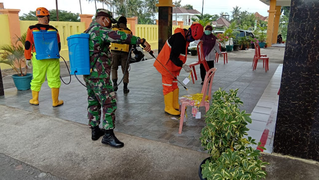 KodimKaranganyar - Lakukan Penyemprotan Berkala Untuk Cegah Penyebaran Covid-19