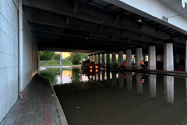 затопленный проезд под 2-м Ростокинским мостом, потоп