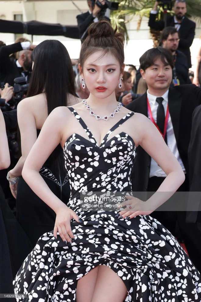 Ningning, miembro de aespa, destaca en la alfombra roja del Festival de Cine de Cannes luciendo un impresionante vestido asimétrico de Versace. Su elegancia y estilo capturan la atención de todos